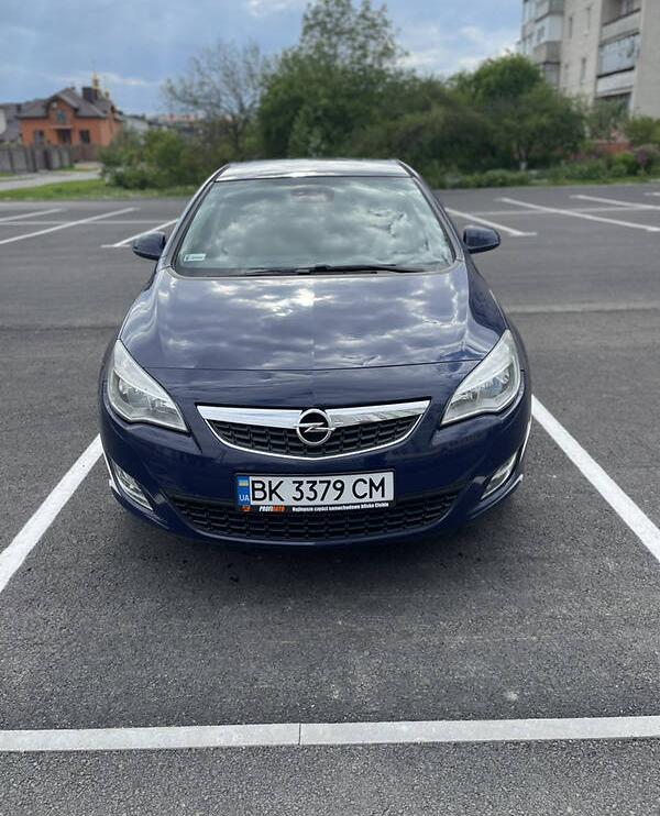 Opel Astra J 2011