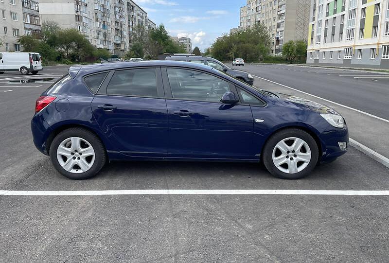 Opel Astra J 2011