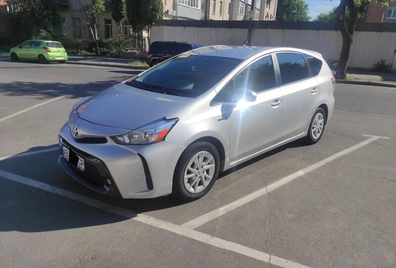 Toyota Prius v 2015
