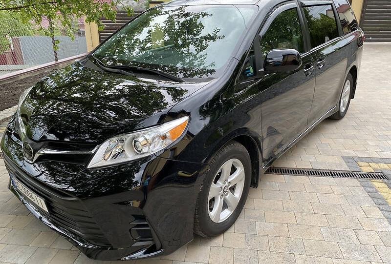 Toyota Sienna LE 2019