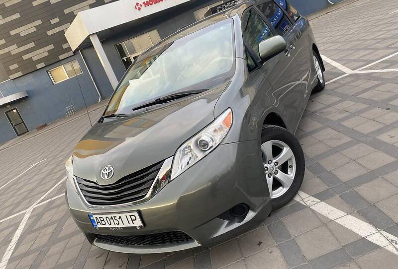 Toyota Sienna LE 2012