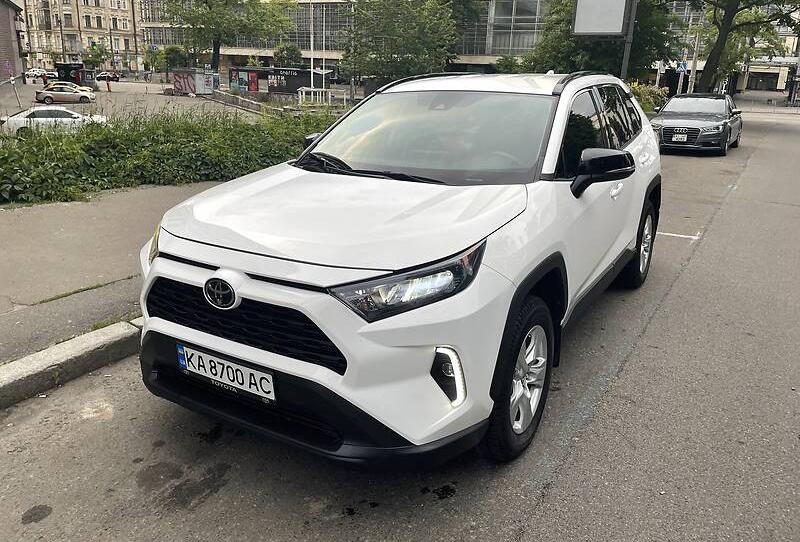 Toyota RAV4 LE 2020
