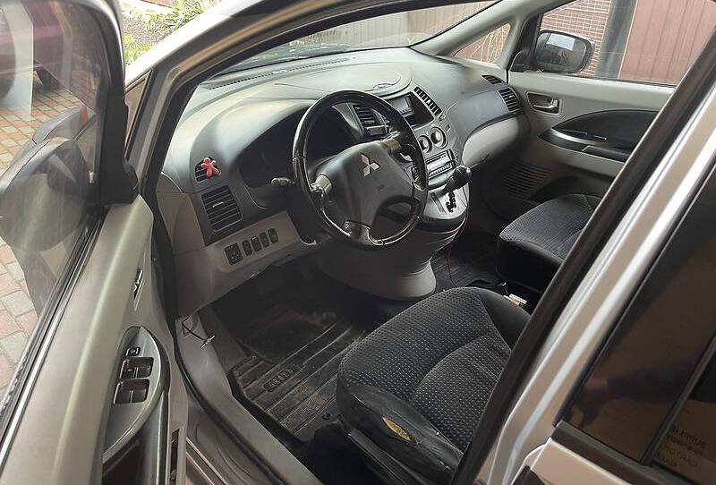 Mitsubishi Grandis 2006