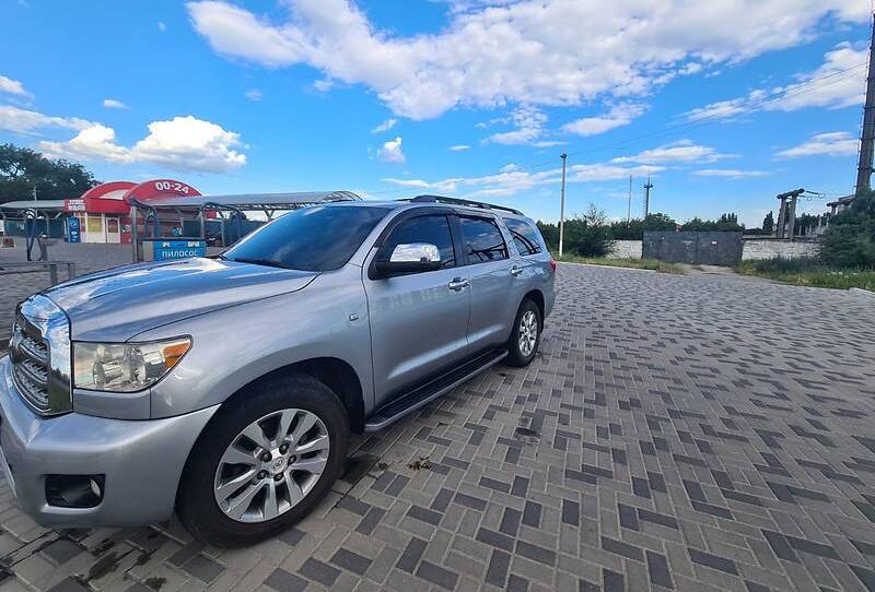 Toyota Sequoia 2011