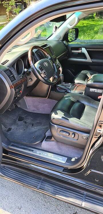 Toyota Land Cruiser 200 2011