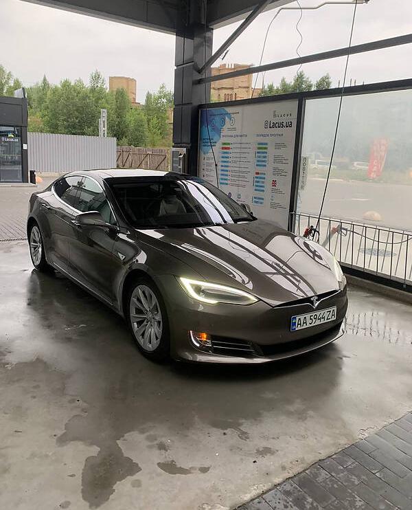 Tesla Model S 2016