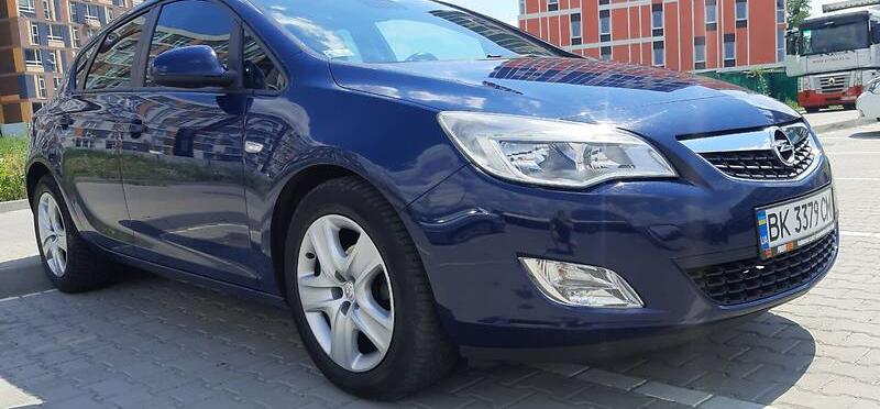 Opel Astra J Cross 2011