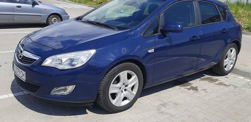 Opel Astra J Cross 2011