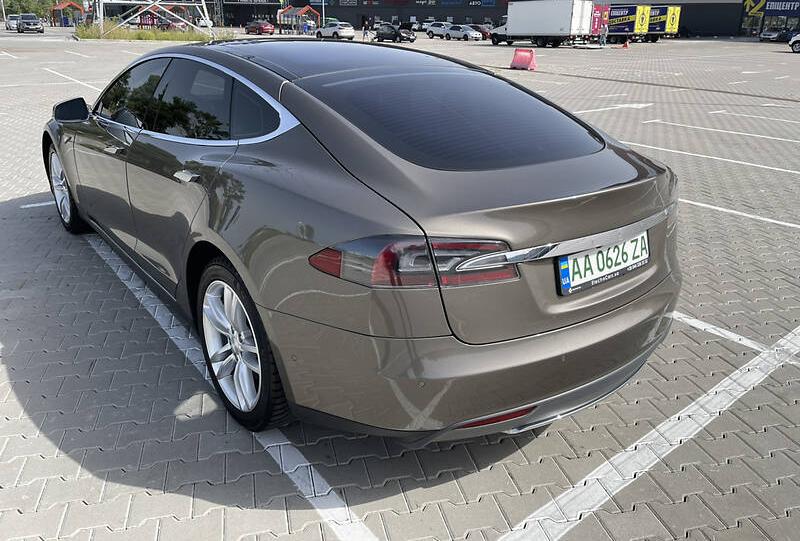 Tesla Model S 2015