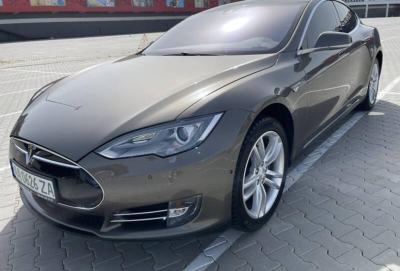 Tesla Model S 2015