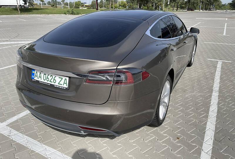 Tesla Model S 2015