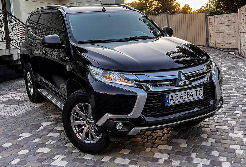 Mitsubishi Pajero Sport Black  2016