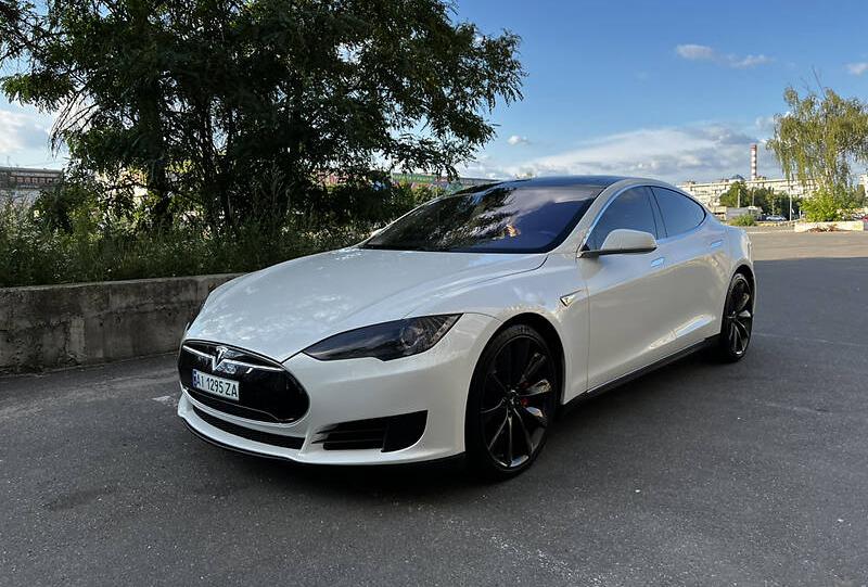 Tesla Model S P85 2012