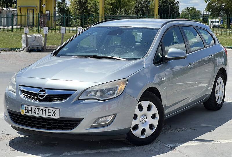 Opel Astra J 2011