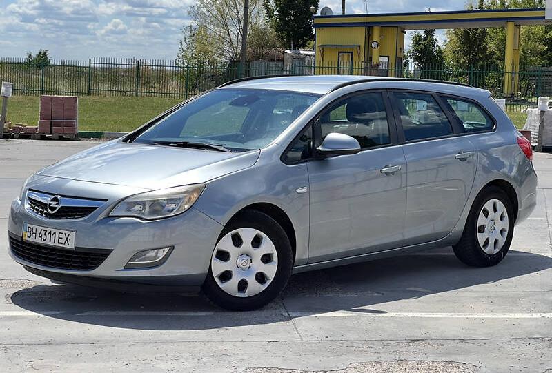 Opel Astra J 2011
