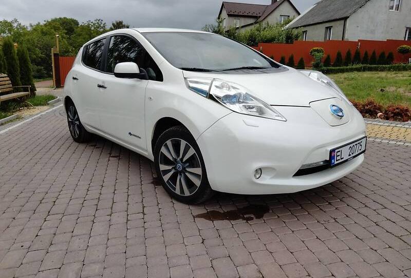 Nissan Leaf WHITE PEARL EDITION 2013