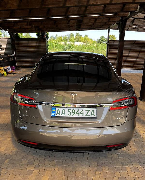 Tesla Model S 2016
